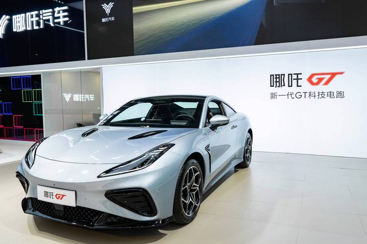 成都281哪吒汽车在智能汽车领域的表现，领途汽车在新能源汽车市场中的影响力